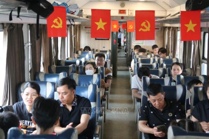 Hinh anh tau hoa hoac duong ray tau tuyen Ha Noi Hai Phong the hien mot lua chon di chuyen khac